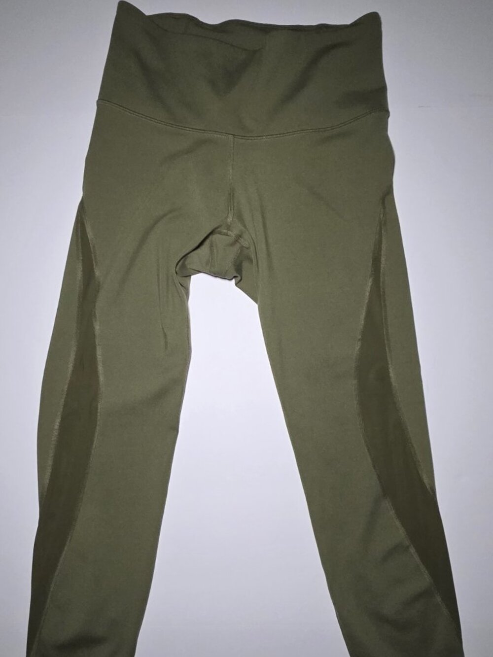 This pair of leggings is missing the size tags. Otherwise, the leggings are in g